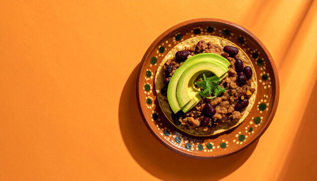 Tostadas de frijoles con aguacate en barro