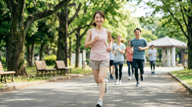 公園でジョギングする女性と仲間たち・健康的なランニング習慣