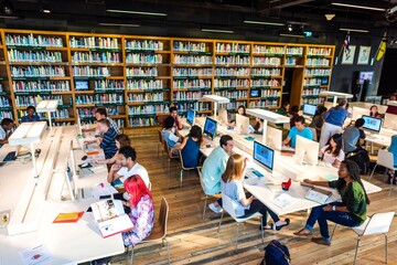 Modern library with engaged students © Rawpixel.com