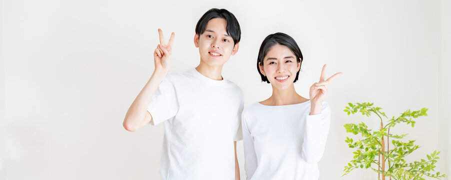 ピースする日本人カップル