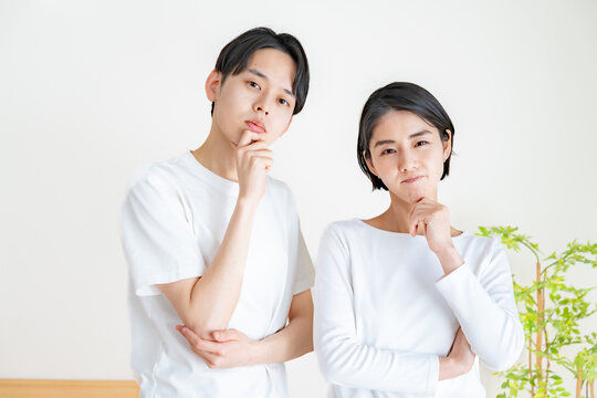 考える日本人カップル