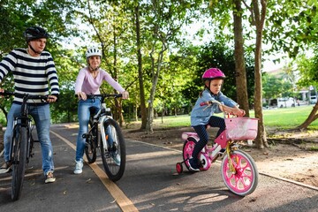 Obraz premium Family biking in scenic park