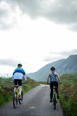 Obraz premium Cyclists exploring scenic mountain road