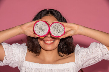 Playful woman holding dragon fruit © Rawpixel.com