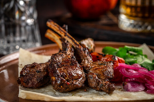 Grilled lamb chops with vegetables and flatbread