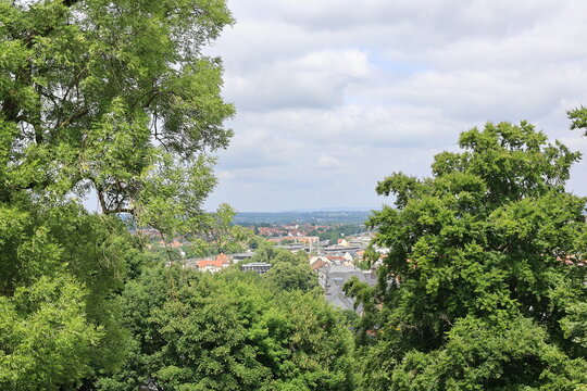 Blick von der Festung Sparrenberg auf das Zentrum der Stadt Bielefeld in Nordrhein-Westfalen	
