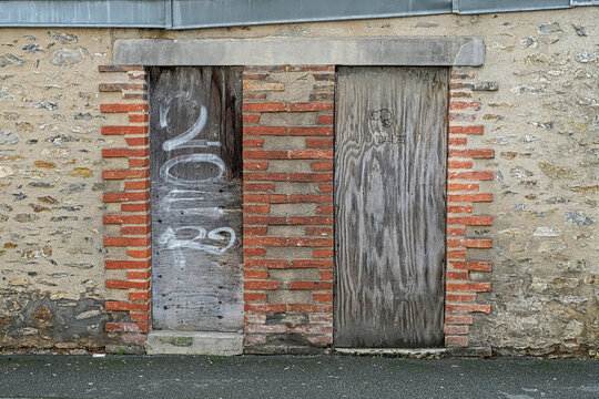 Vieille maison aux portes condamn&eacute;es par des planches