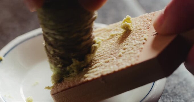 おろし金ですり下ろす生わさび 和食と寿司に使う薬味の調理風景