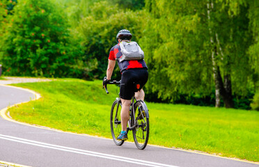 Naklejka premium Cyclist ride on the bike path in the city Park