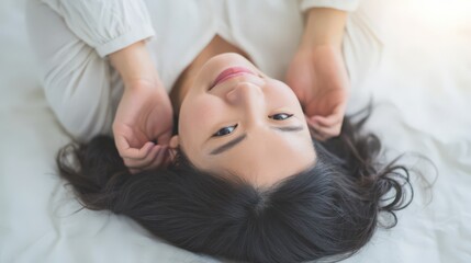 Fototapeta premium ベッドで横たわる笑顔の女性