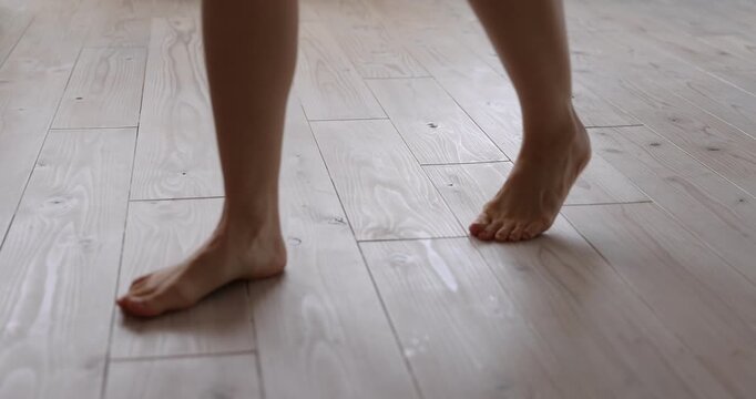 杉材フローリングを裸足で歩く
