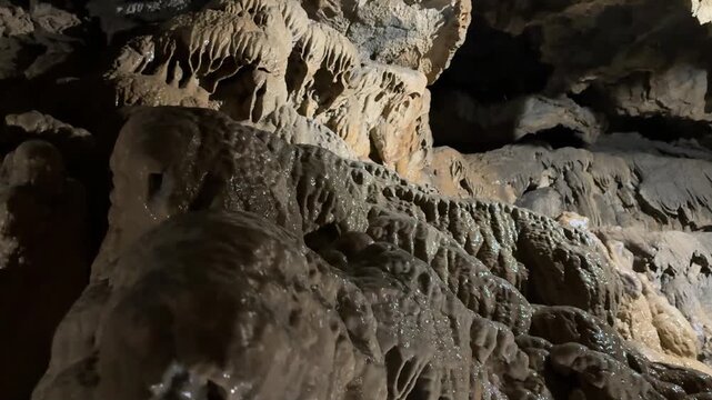 Formazioni di calcio su pareti di una grotta