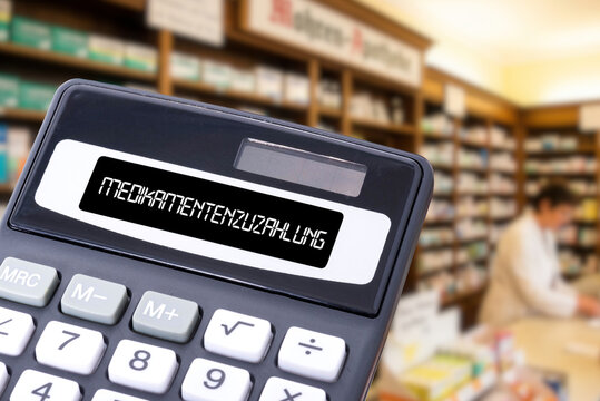 Eine Apotheke und ein Taschenrechner als Symbol f&uuml;r die Zuzahlung bei Kauf von Medikamenten