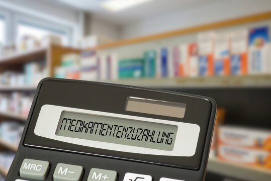 Eine Apotheke und ein Taschenrechner als Symbol f&uuml;r die Zuzahlung bei Kauf von Medikamenten