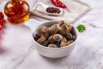 Steamed vongole clams with spices © Andrei Starostin