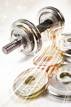 Concepto de fitness moderno que combina equipos de entrenamiento de fuerza con efectos de luz din&aacute;micos que simbolizan energ&iacute;a, tecnolog&iacute;a y movimiento. Mancuerna met&aacute;lica con discos de peso 