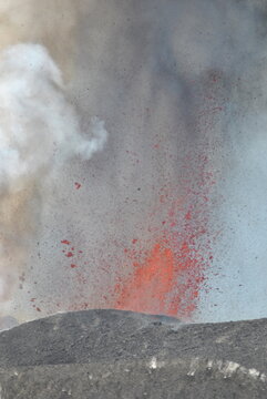 Etna, 2 Giugno 2025. Foto inedite delle fontane di lava prima del collasso della parete nord del Cratere di Sud-Est e la genesi del flusso piroclastico. 