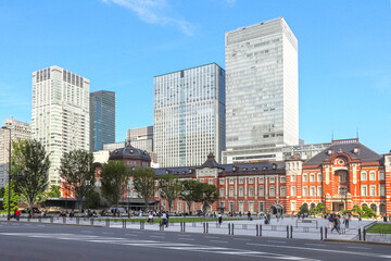 東京駅と高層ビル街 © 茂明 北村