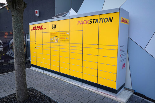 Eine DHL Packstation mit kleiner Solaranlage auf der Station in Pforzheim Huchenfeld in Baden-Wuerttemberg