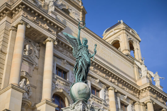 Statue Siegesg&ouml;ttin Victoria, Naturhistorisches Museum, Burgring, Wien, &Ouml;sterreich