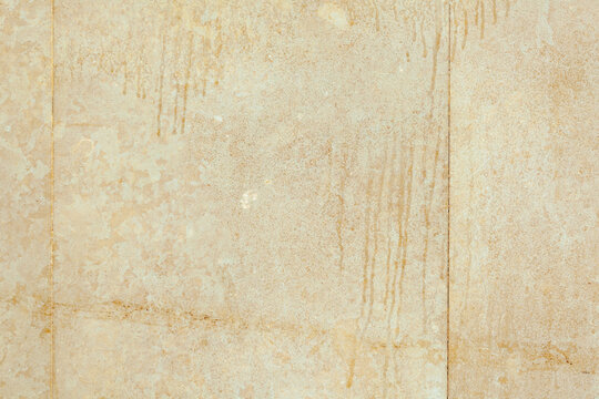 Textura de pared grunge envejecida que transmite decadencia, atm&oacute;sfera vintage, aspereza urbana y est&eacute;tica desgastada para conceptos creativos. Primer plano de una pared de azulejos viejos y manchados