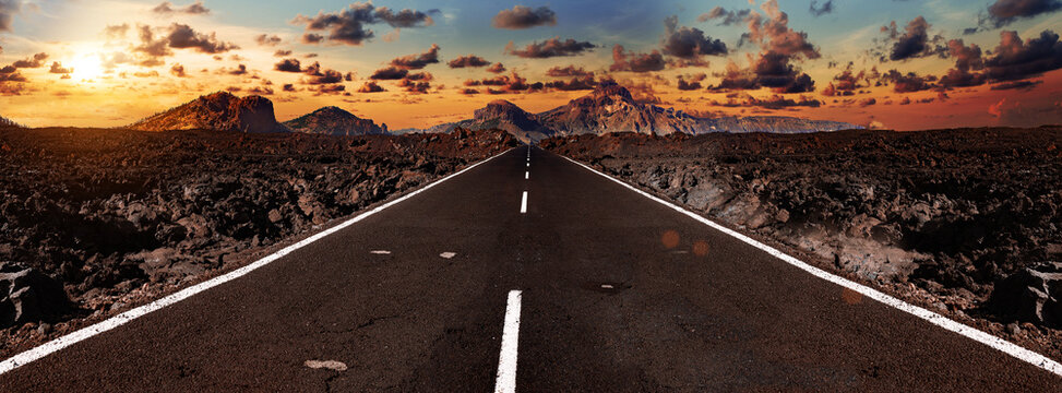 Imagen relacionada con viajes y aventuras por carreteras inexploradas. Carretera a trav&eacute;s de un paisaje pintoresco hacia el destino en el Parque Natural de Lanzarote.