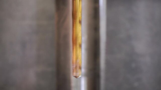 Bohrer in der Standbohrmaschine - Metallbohrer