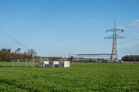 Baustelle an Stromtrasse mit Materialien und Hochspannungsmast im Hintergrund, Hoya, Niedersachsen, Deutschland