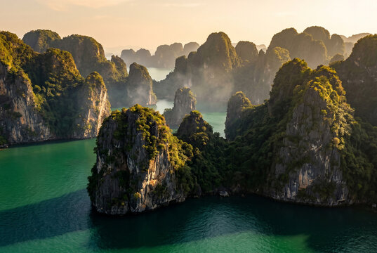 Pitons karstiques tropicaux au-dessus d'une eau &eacute;meraude