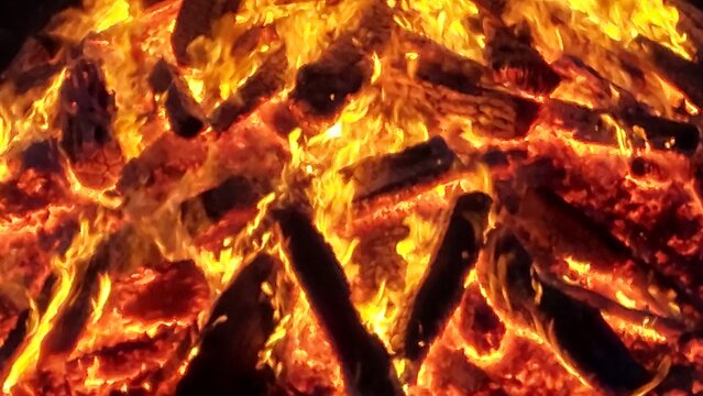 orangerot brennende Feuerglut von Lagerfeuer bei Nacht in Nahaufnahme