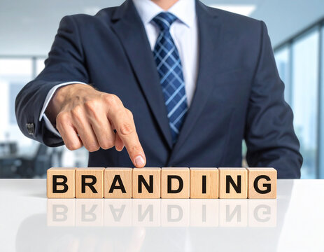 Branding - Geschäftsmann zeigt auf den Text "Branding"
