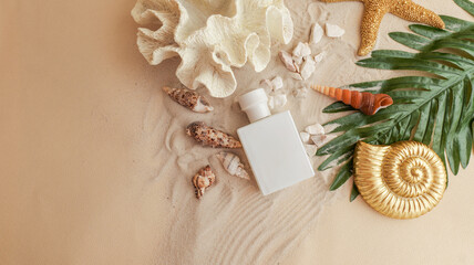 Obraz premium White perfume bottle surrounded by seashells and tropical leaves on sand