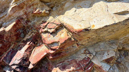 Obraz premium 奄美大島ホノホシ海岸 自然が刻んだ荒々しい岩肌のテクスチャ－