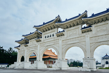 Obraz premium Chiang Kai Shek Memorial Hall Gate at Liberty Square in Taipei Taiwan