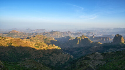 Obraz premium Breathtaking panoramic view of the Simien Mountains National Park in the Ethiopian Highlands under a clear blue sky
