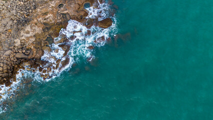Obraz premium Aerial Top View of Turquoise Mediterranean Waves Crashing Against Rocks in Side, Antalya, Turkey