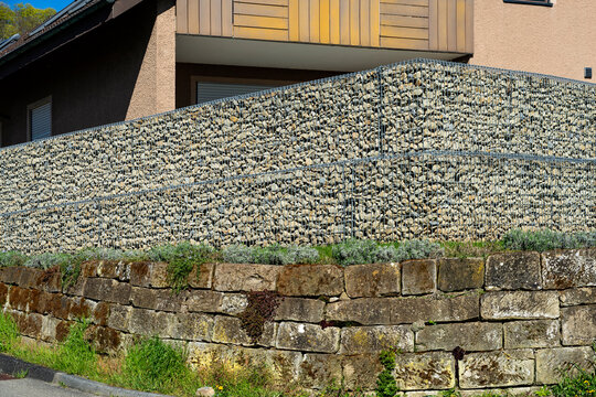 Gabionenwand und Natursteinmauer