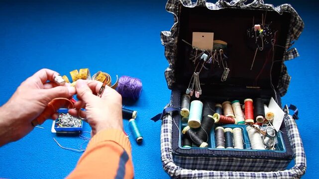 Costurero y Coser y costura con hilo y tijera