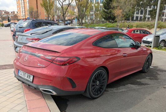 Vista trasera de un autom&oacute;vil Mercedes-Benz CLE 300 4MATIC Coup&eacute; aparcado en una calle de Madrid, Espa&ntilde;a, 11 de marzo de 2026