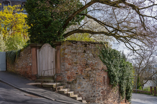 Alte Mauer Abgrenzung in der Altstadt Marburg, enge Gassen und viele kleine Berge mit engen Kurven