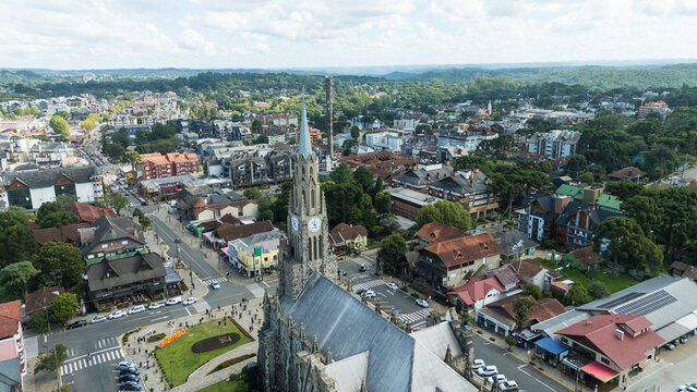 Vista a&eacute;rea da Catedral de Pedra em Canela RS com arquitetura g&oacute;tica imponente e pra&ccedil;a ao redor destacando ponto tur&iacute;stico e religioso da serra ga&uacute;cha