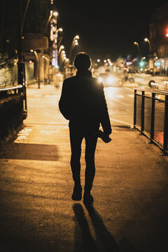 Homme seul marchant la nuit dans les rues d'une ville en France