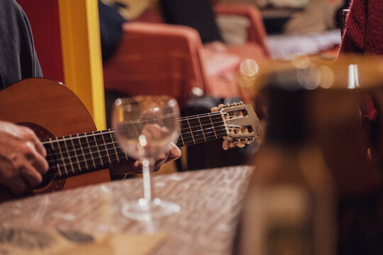 Ambiance festive avec une guitare classique