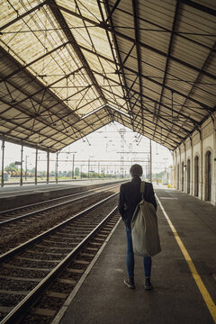 Homme seul, vagabond, sur le quai d'une gare en France