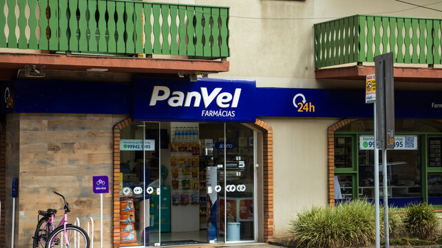Fachada da farm&aacute;cia Panvel em Gramado RS destacando com&eacute;rcio local e servi&ccedil;os de sa&uacute;de na cidade tur&iacute;stica. Gramado RS 10 Abril de 2026