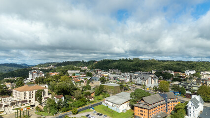 Fototapeta premium Vista aérea de casas com arquitetura europeia em Gramado destacando urbanização, paisagem urbana e estilo característico da serra gaúcha
