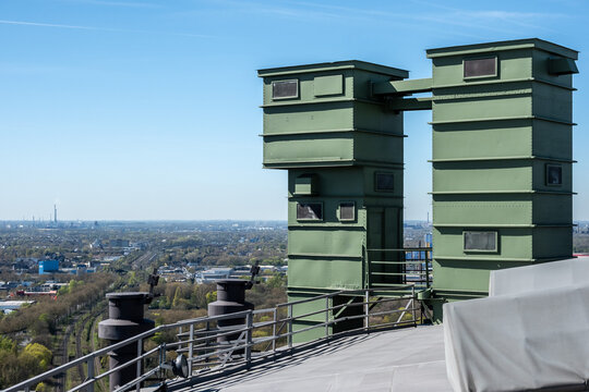 Dachaufbau des Gasometers mit Skyline im Hintergrund, Oberhausen, Nordrhein-Westfalen, Deutschland