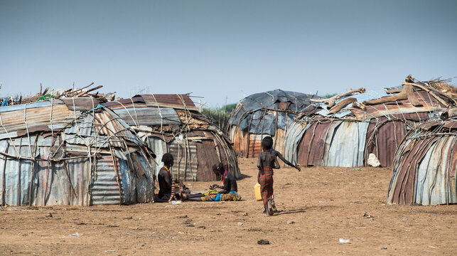  Domy pokryte blacha falistą  Etiopskiego plemienia Dessanech  w dolinie Omo