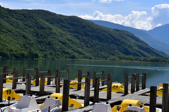 Tretboote am Kalterer See in S&uuml;dtirol 