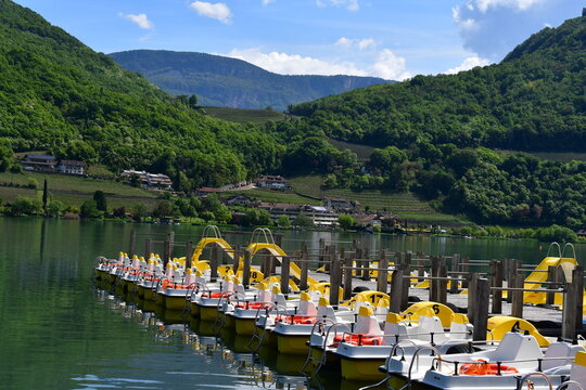 Tretboote am Kalterer See in S&uuml;dtirol 